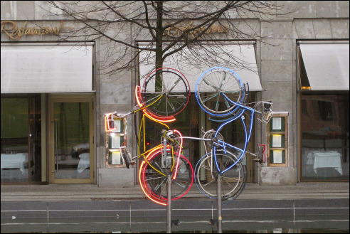 Riding Bikes van Robert Rauschenberg in Berlijn