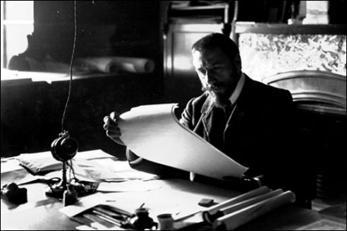 Victor Horta achter zijn bureau