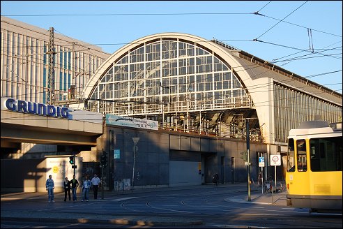 Station Alexanderplatz met tram