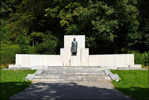Lorentz-monument