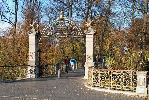 Poort bij de brug over de Voerweg naar het Valkhof