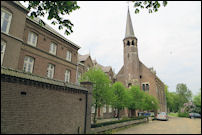 Kapel en voorzijde klooster