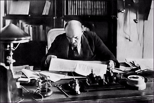 Lenin achter zijn bureau