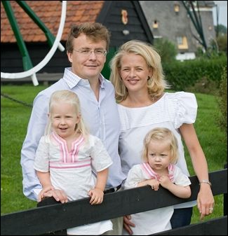 Prins Friso en prinses Mabel met dochters in 2008