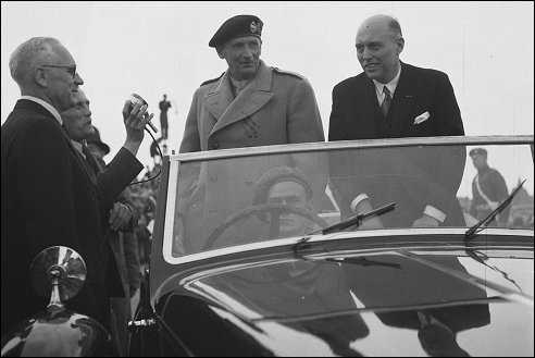 Wim Schermerhorn met veldmaarschalk Bernard Montgomery
