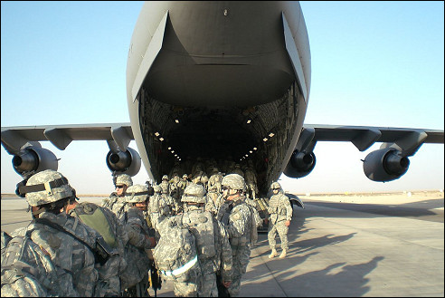 Amerikaanse soldaten vertrekken naar Irak