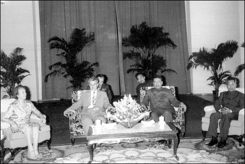 Nicolae Ceaucescu ontmoet Pol Pot