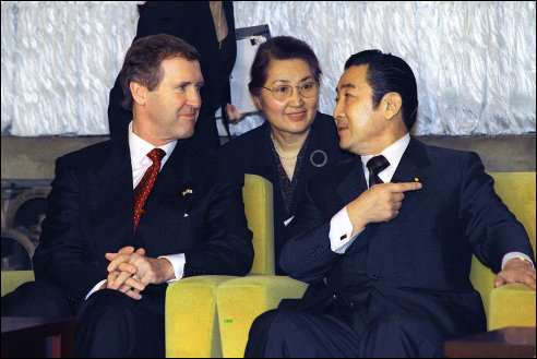Ryutaro Hashimoto wijst William Cohen de weg