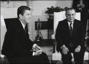 Spyros Kyprianou bij Ronald Reagan (foto Mary Anne Fackelman)