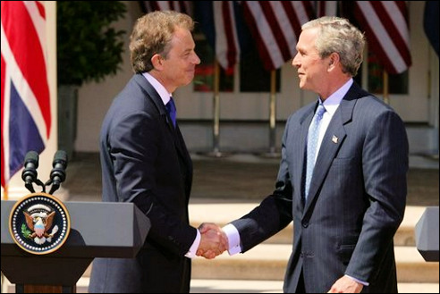 Tony Blair (l) en George W. Bush