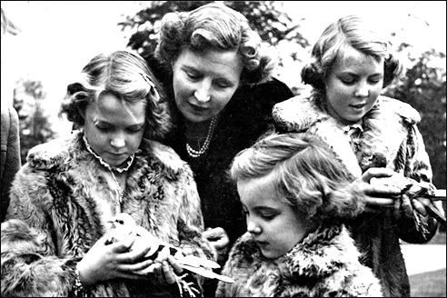 Juliana met vredesduifjes