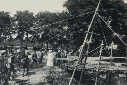 Wilhelmina bij een legeroefening
