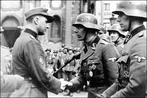 Léon Degrelle schut de hand van een Duitse soldaat in Charleroi