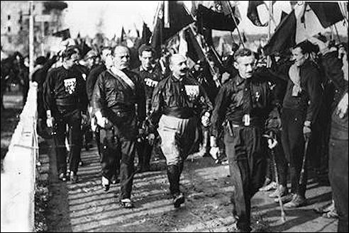 Mussolini tijdens een demonstratie