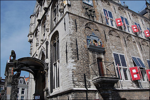 Zijgevel Stadhuis Gouda met klokkenspel