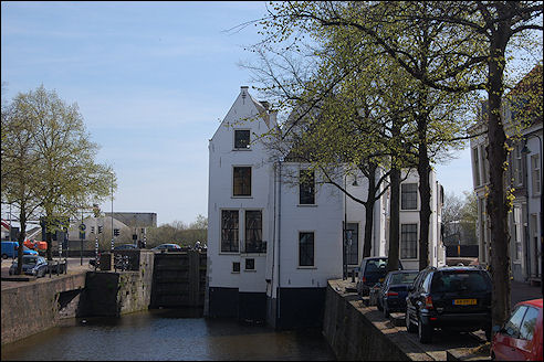 Havensluis met tolhuis in Gouda