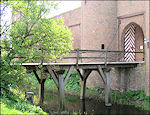 de slotbrug naar de voorburcht van kasteel Doornenburg