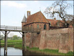 De op de muur van de voorburcht gebouwde kapel van kasteel Doornenburg